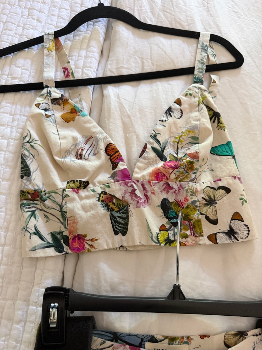 L'AGENCE Cream Floral & Butterfly Cropped V-Neck Tank